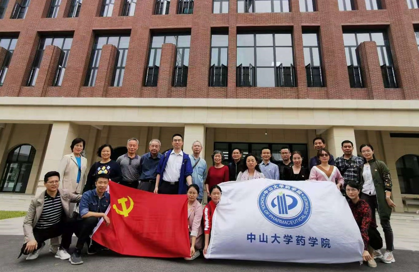 williamhill中国教工第一党支部及退休老师在深圳校区的合影