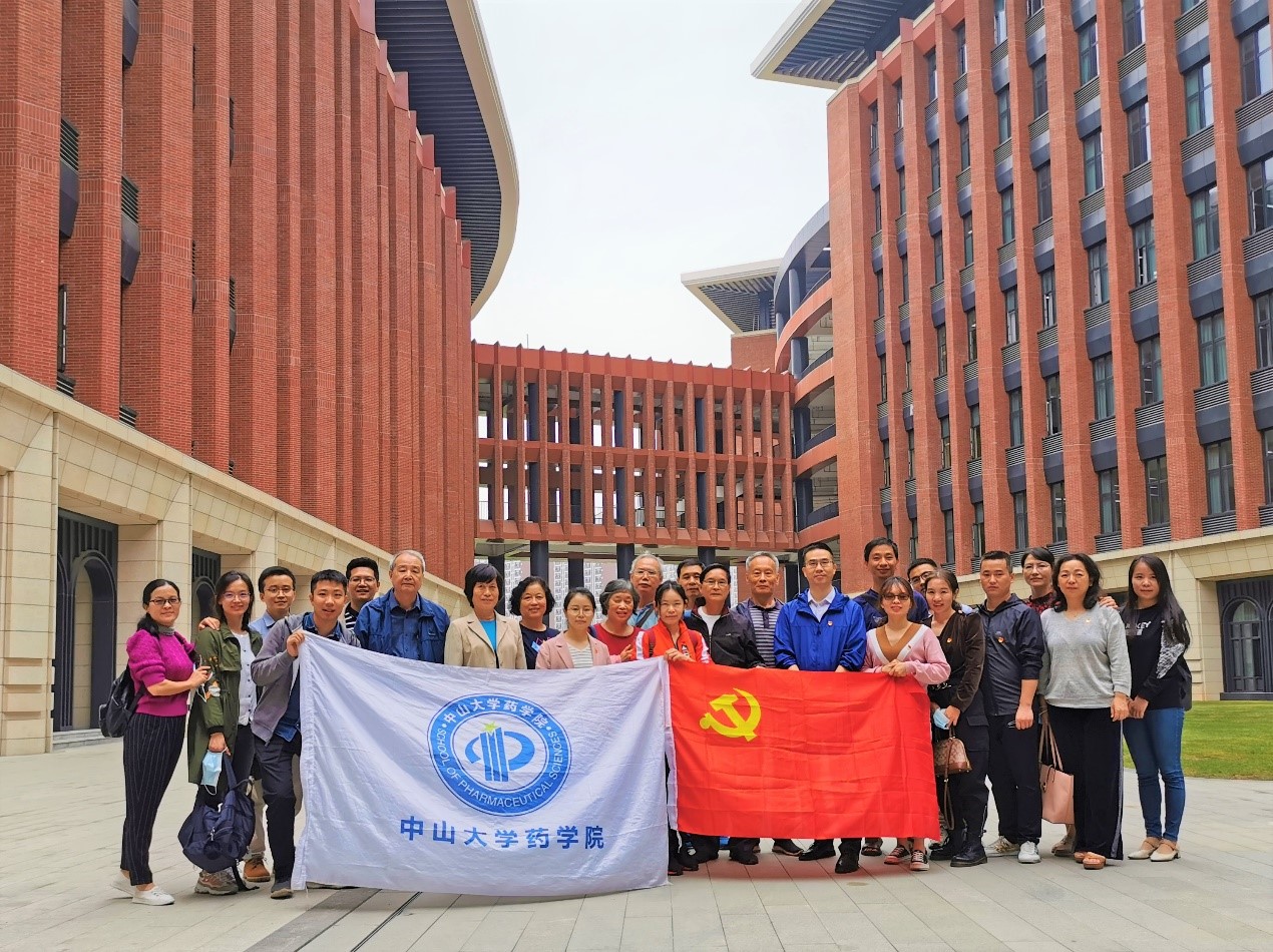 williamhill中国教工第一党支部及退休老师在深圳校区的合影